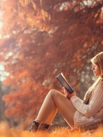 شابة تقرأ رواية في الطبيعة