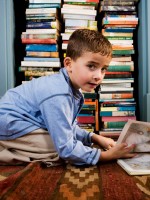صورة طفل يقرأ في كتب التاريخ
