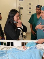 نجاح عملية فصل التوأم الملتصق الفلبيني (أوليفيا وجيانا)- الصورة من مركز الملك سلمان للإغاثة 