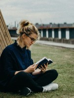 شابة تقرأ كتاباً