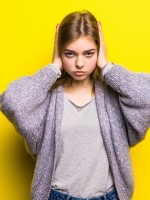 صورة لمراهقة حائرة تبحث عن الإجابات