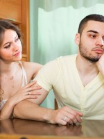 زوجة تحاول أن تتبادل الحوار مع زوجها لتكسر حاجز الصمت الزوجي