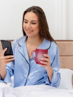 يجب الامتناع عن مطالعة الهاتف فور الاستيقاظ- المصدر freepik