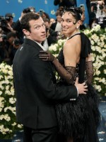 دوا ليبا Dua Lipa وكالوم تيرنر callum turner في حفل ميت غالا 2025. مصدر الصورة: Michael Loccisano/GA/The Hollywood Reporter via Getty Images