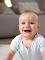 صورة لطفل يضحك