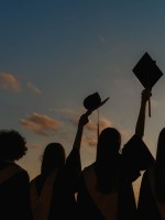مجموعة من الخريجات يحتفلن بالتخرج 