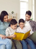 صورة لعائلة تستمتع بقراءة قصص قديمة