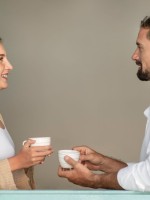 زوجة تتحدث مع زوجها براحة وسعادة حول حياتهما الأسرية 