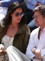 براد بيت Brad Pitt وإينيس دي رامون Ines de Ramon في نهائي سيدات بطولة فرنسا المفتوحة 2026. مصدر الصورة: ALAIN JOCARD / AFP