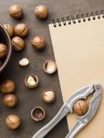8 فوائد مذهلة لمكسرات المكاديميا.. - الصورة من موقع Magnific