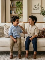 صورة طفلين يضحكان