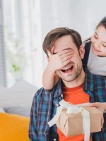 صورة لطفلة تقدم هدية لأبيها
