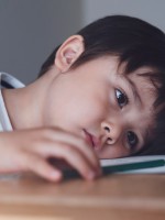 صورة لطفل يعاني من تشتت الانتباه 