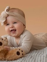 صورة لرضيع منقلب على بطنه