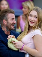 ديفيد بيكهام مع ابنته هاربر في ملعب تشيس في فورت لودرديل، فلوريدا (David Beckham with his daughter Harper at Chase Stadium in Fort Lauderdale, Florida). مصدر الصورة: Chris ARJOON / AFP