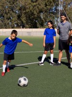 صورة تعبر عن العمل الجماعي اثناء لعب كرة القدم