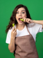 صورة لحامل تأكل الفلفل الحار  " صورة من موقع freepik"