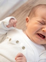 صورة لطفل يعاني من المغص