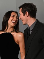 دوا ليبا وكالوم تورنر في لوس أنجلوس، كاليفورنيا (Dua Lipa and Callum Turner in Los Angeles, California, USA). مصدر الصورة: Doug Peters/PA Images via Getty Images