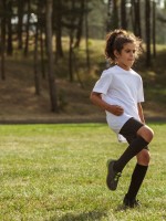 صورة لأطفال يلعبون كرة القدم
