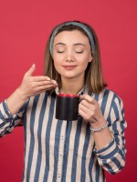 صورة لحامل في أشهر حملها الأولى تشرب القهوة