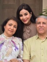 لجين عمران مع والدها ووالدتها. الصورة من حسابها على إنستغرام