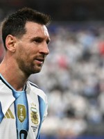 ليونيل ميسي في ملعب دالاس في أرلينغتون (Lionel Messi at the Dallas Stadium in Arlington). مصدر الصورة: Paul ELLIS / AFP
