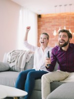 زوجان يشجعان مبارايات كأس العالم ويقضيان وقتاً ممتعاً