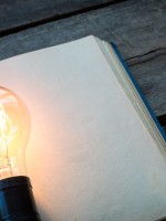 مصباح منير فوق كتاب مفتوح