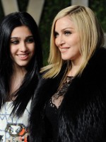 مادونا وابنتها لوردس ليون في ويست هوليود، كاليفورنيا ( Madonna and daughter Lourdes Leon in West Hollywood, California). مصدر الصورة: Jon Kopaloff/FilmMagic