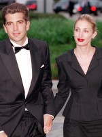 جون إف كينيدي الابن وزوجته كارولين بيسيت  John F. Kennedy Jr. and Carolyn Bessette في بوسطن مايو 1999 (مصدر الصورة :Photo by Justin Ide)