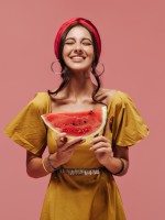 سيدة تستمتع بتناول البطيخ - المصدر freepik