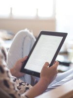 فتاة تقرأ كتاباً إلكترونياً