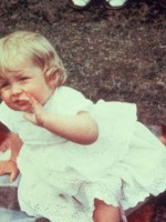 ليدي ديانا سبنسر في أول يوم ميلاد لها ( Lady Diana Spencer on her first birthday at Park House, Sandringham). مصدر الصورة: Hulton Archive/Getty Images