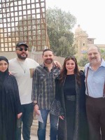 أبطال وصُنّاع فيلم الحافي - الصورة من صفحة الفنانة إلهام شاهين على الفيسبوك