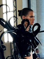 زي من السيليكون فوق الطين من سكياباريللي Schiaparelli - الصور خاص سيدتي