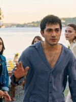 الحلقة الرابعة من المسلسل التركي  «اسطنبول رأساً على عقب Altı Üstü İstanbul» - الصورة سكرين شوت من الحلقة