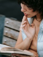 فتاة تقرأ كتابًا 