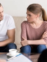 زوج يحاول الحديث مع زوجته مسترجعاً حواراتهما الطويلة سابقاً