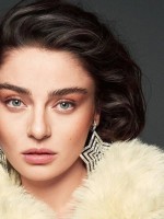 آيتشا آيشين توران (Ayça Ayşin Turan) - الصورة من حسابها على انستغرام