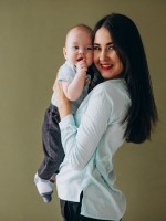 صورة لأم تحمل مولودها في شهره الخامس