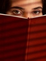 فتاة تقرأ رواية تشويق وإثارة