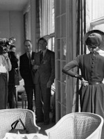 مارلين ديتريتش Marlene Dietrich خلال مؤتمر صحفي بمناسبة تصوير فيلم Stage Fright، في فندق سافوي، لندن، عام 1949 (المصدر: Bert Hardy /Picture Post /Hulton Archive/ Getty Images)