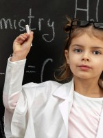 صورة لطفلة تهتم بالأرقام