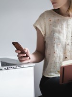 فتاة تقرأ كتاباً وتتابعه عبْر السوشيال ميديا