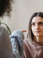 شابة تتحدث بفجاجة وتتهم زميلتها