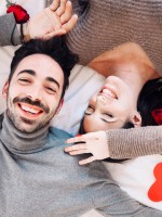 زوجان تبدو بينهما مودة ومشاعر جميلة 