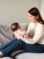 صورة لأم تتأمل رضيعها لتفهم علامات جسده
