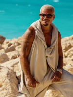 ملصق دعائي لألبوم عمرو دياب الجديد حبيتك- الصورة من المكتب الإعلامي
