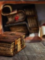 مجموعة من الكتب والمخطوطات القديمة
